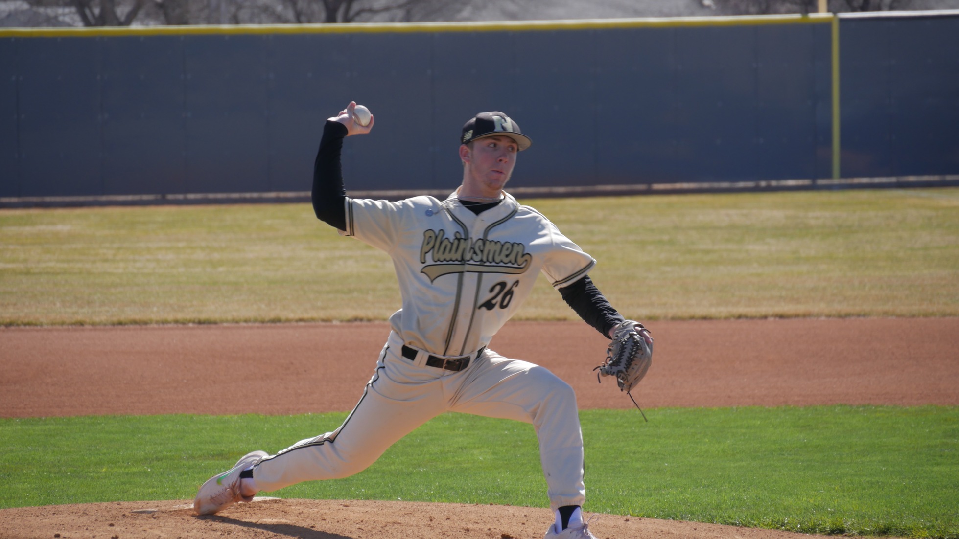Plainsmen Split With Cougars